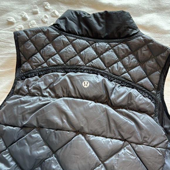 Reversible Grey/Black Lululemon vest - Picture 6 of 7